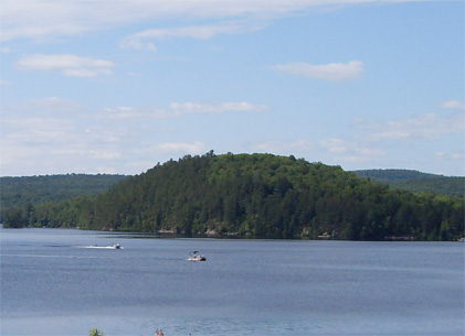 Lands on Lac-des-Trois-Montagnes (navigable lake)